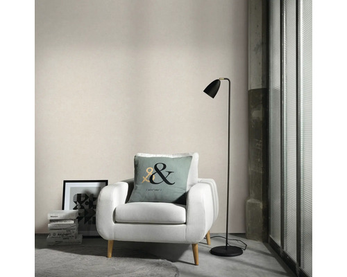 Helles Zimmer mit Sessel, Stehlampe und Dekorationsgegenständen