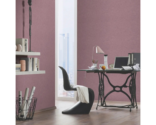 Bureau avec bureau, chaise et étagère devant un mur avec du papier peint intissé