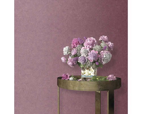 Arrangement floral dans un vase sur une table