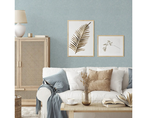 Wohnzimmer mit Sofa, Schrank und Wandbildern für ein gemütliches Ambiente.