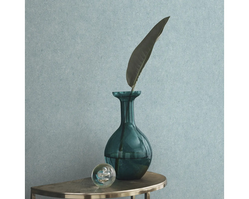 Dekorative Glasvase mit Blatt auf einem Tisch