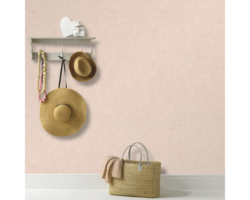Décoration murale avec accessoires : chapeaux, collier, cœur et panier en guise de décoration