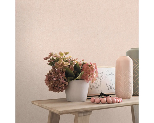 Papier peint décoratif avec des fleurs et des vases sur une table en bois