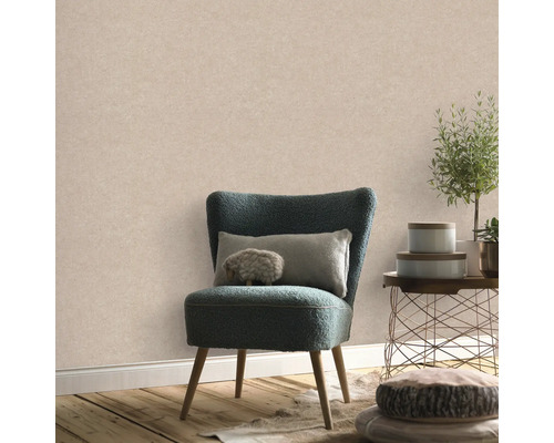 Szene mit strukturierten Tapeten, Stuhl, Kissen und Beistelltisch