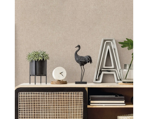 Dekoratives Sideboard mit Zimmerpflanze, Uhr, Kranichfigur und großem Buchstaben