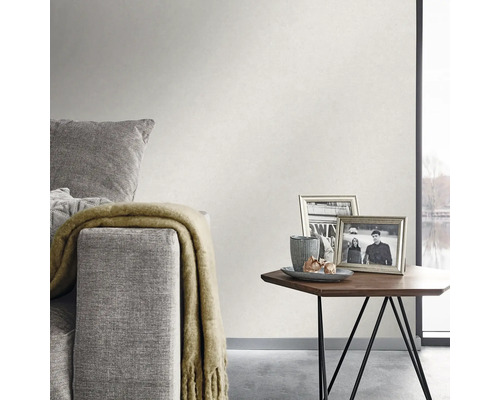 Wohnzimmer-Szene mit Sofa, Beistelltisch und Struktur-Tapete