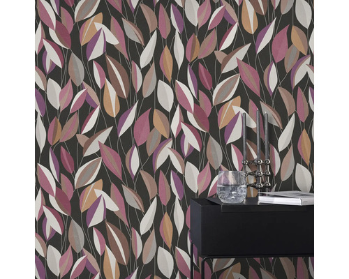 Wand mit Tapete, Blattmuster, dunkler Hintergrund