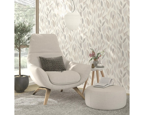 Wohnzimmer mit Sessel, Fußhocker, Beistelltisch und gemusterter Tapete