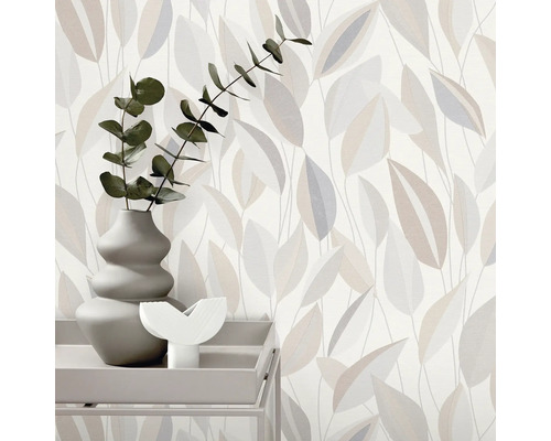 Wand mit Blattmuster-Tapete, dekoriert mit Vase und Kunstobjekt