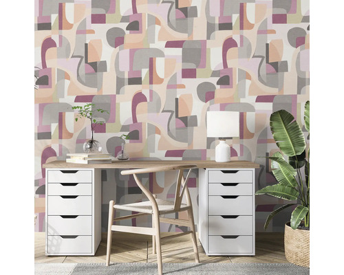 Büro mit Mustertapete, Schreibtisch, Stuhl und Zimmerpflanze für eine helle und organisierte Atmosphäre