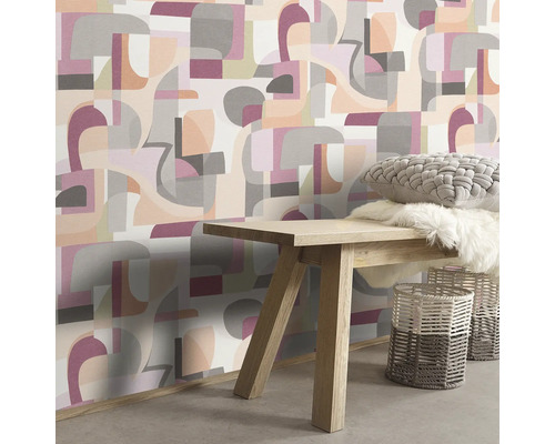 Szene mit geometrischer Tapete, Holzbank, Kissen und Körben für ein helles und organisiertes Ambiente.