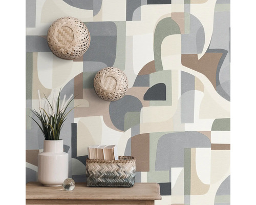 Dekoratives Wohnambiente mit gemusterter Tapete, Regalboden und Dekorationselementen