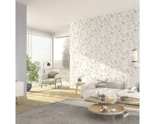 Helles Wohnzimmer mit gemusterter Tapete, Sofa und Sesseln