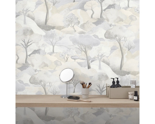 Tapete mit Baumlandschaftsmuster und Waschtisch mit Kosmetikartikeln