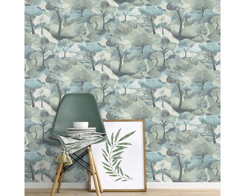 Szene mit einer grünen Tapete mit Waldmuster, einem Stuhl, Geschirr und einem gerahmten Bild.