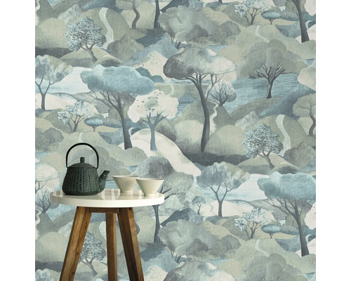 Tapete mit Landschaftsmotiv und Teegeschirr auf Beistelltisch