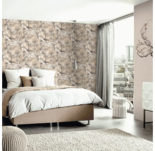 Chambre lumineuse avec papier peint à motifs, lit et vue sur la ville
