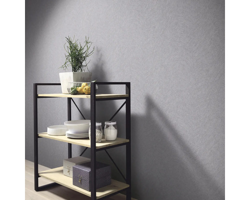 Regal mit Deko-Objekten vor einer grauen Wand