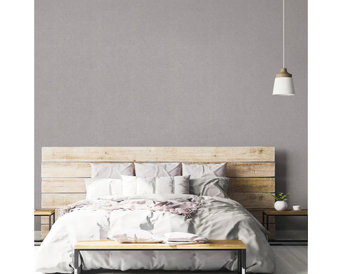 Schlafzimmer mit Holzbett und Nachttischen