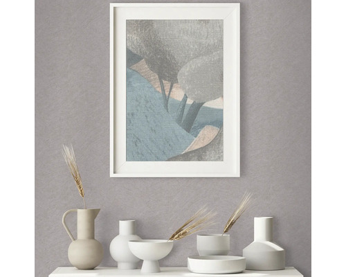 Gerahmtes abstraktes Kunstwerk über dekorativen Vasen und Schalen auf einem Regal