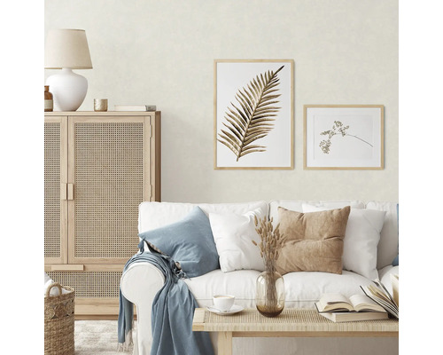 Wohnzimmer mit Sofa, Tisch, Schrank und Wandbildern