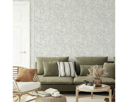 Wohnzimmer mit floral gemusterter Tapete, Sofa und Sessel