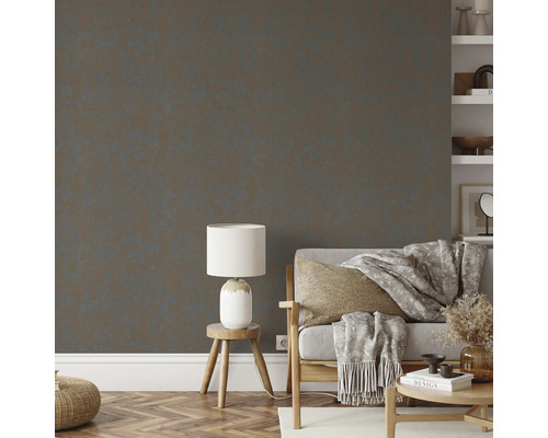 Wohnzimmer mit strukturierten Wandtapeten, Sofa, Beistelltisch und Lampe