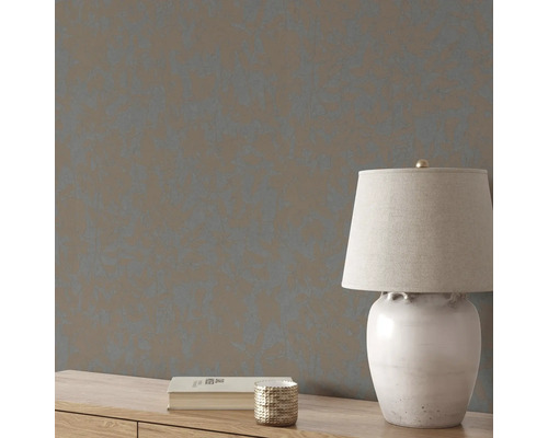 Nahaufnahme einer Wand mit Struktur und einer Lampe auf einem Tisch