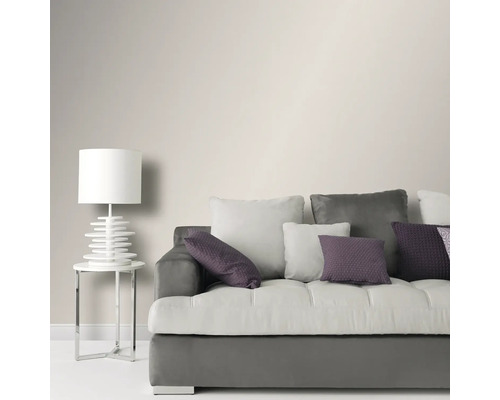 Wohnzimmer mit Sofa, Kissen und Tischleuchte