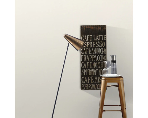 Szene mit Stehlampe, Barhocker, Getränkekaraffe und Wandbild