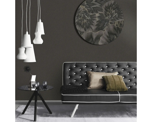 Salon avec canapé, table, lampe et décoration murale