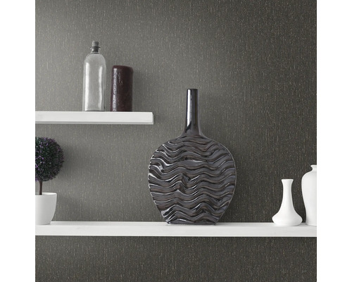 Nature morte décorative avec des vases et des éléments de décoration sur des étagères blanches devant un mur à motifs