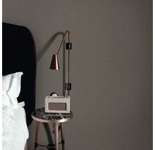 Scène avec lampe de chevet, radio et table de chevet à côté d''un lit