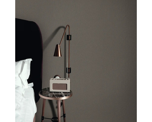 Szene mit Nachttischlampe, Radio und Nachttisch neben einem Bett