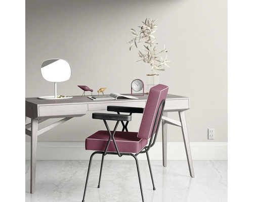 Schreibtisch mit Schreibtischlampe, Dekoration und Bürostuhl