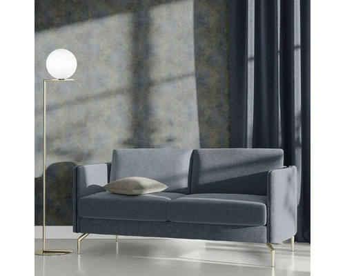 Modernes Wohnzimmer mit blauem Sofa, Stehlampe und Vorhang
