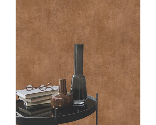 Wandgestaltung mit Büchern, Brille und Vasen auf einem Tisch