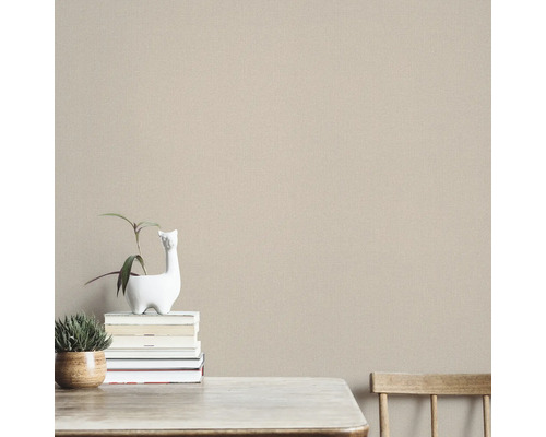 Strukturierte Tapete in einem Wohnraum mit Tischdekoration