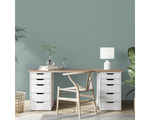 Arbeitszimmer mit Schreibtisch, Stuhl und Aufbewahrungsschränken