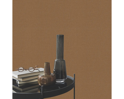 Gros plan de papier peint textile marron avec des objets sur une table