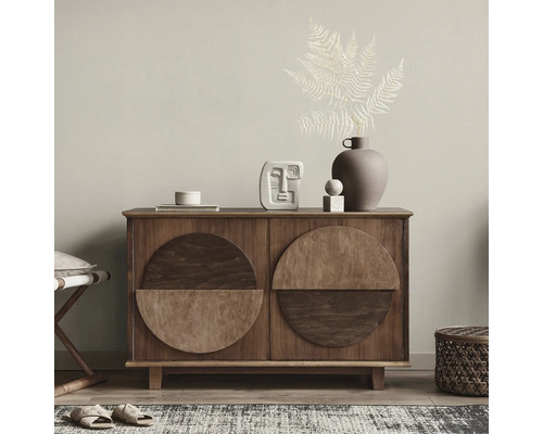 Holzkommode mit Dekoartikeln wie Vase und Skulptur