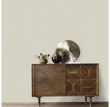 Sideboard aus Holz mit geometrischen Mustern und dekorativen Elementen