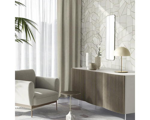 Wohnzimmer mit Sessel, Vorhang, Kommode, Spiegel und dekorativer Tapete