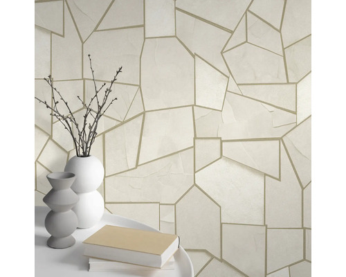 Dekorative Tapete mit geometrischem Muster in einem Interieur mit Vasen und Büchern.