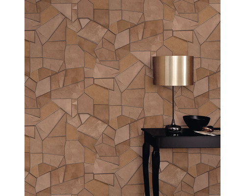 Wand mit geometrischer Mustertapete und Tisch mit Lampe