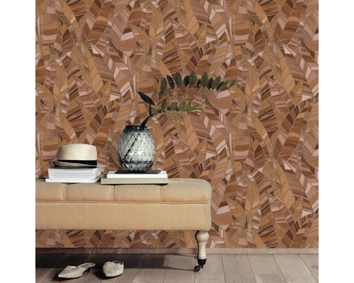 Innenraum mit Tapete in Blattoptik und Sitzbank