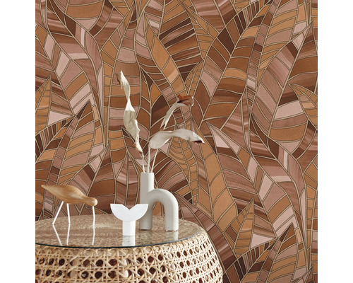 Tapete mit braunem Blättermuster hinter einem Tisch mit Dekoration