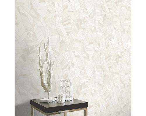 Raumansicht mit Blattmuster-Tapete, Tisch und Dekorationsgegenständen.