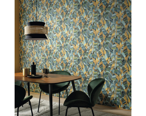 Esszimmer mit Esstisch, Stühlen und Blattmuster-Tapete
