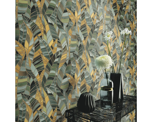 Tapete mit Blattmuster und Vasen auf einem Tisch